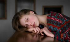乌克兰摄影师迪玛•贝格玛拍少女，姿态迷人，光影一绝！
