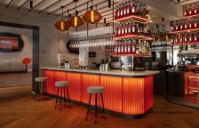 威尼斯新的Aperol酒吧，由Vudafieri Saverino Partners设计