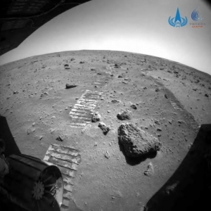 “祝融号”火星车行驶里程突破800米 正穿越复杂地带