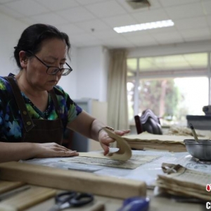 探访古籍修复师：用匠心“医治”古籍在残卷中“复活”文明记忆 ...