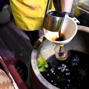 酱醋龙头“跌妈不认”，双汇龙大还来抢食，找亏？