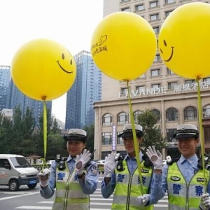醒目黄气球现身沈阳街头 传递文明出行理念