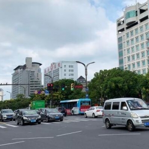 扬州主城区按下“重启键” 封控小区迎“解封”