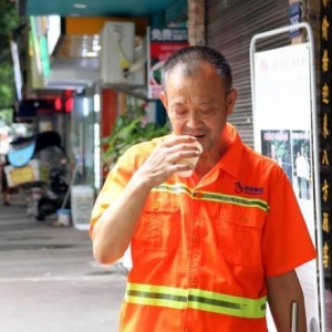 四川泸州一餐馆长期提供免费服务 店主小善举显大爱
