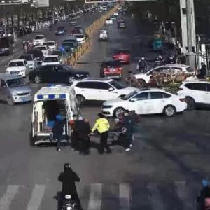 山西太谷：暖心辅警跪地11分钟救助受伤昏迷老人