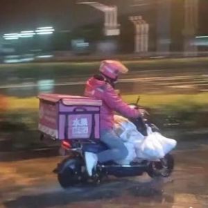 每天工作20小时的骑手：“再晚我们都会送”