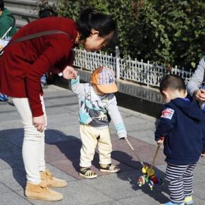 打工带娃难两全 职场妈妈的“双重焦虑”怎么破？