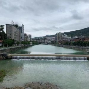 广西乐里河变红系染料流入导致 肇事嫌疑人被调查