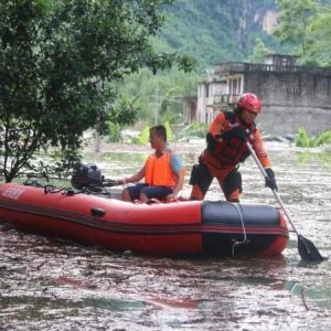 广西田东暴雨致当地一村屯被淹 消防员划艇救42人