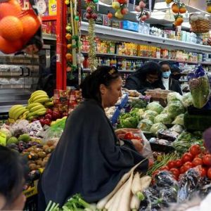 英国廉价食品“黄金时代”结束？生活成本危机加剧