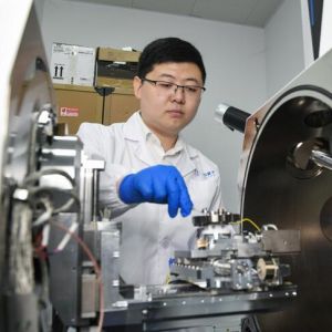 “90后”贺羽十年追梦“量子路”
