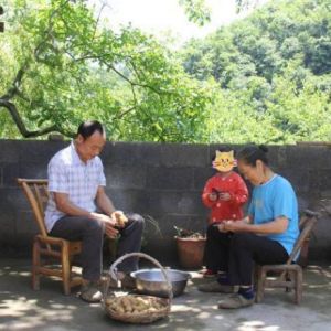 一家9口5人有残疾 夫妇坚守33年撑起家
