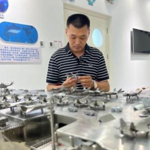 三年磨一“舰”：烟台男子造出“不锈钢航母”