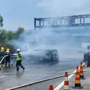 广西一汽车撞上高速路隔离带被烧毁 1人不幸遇难