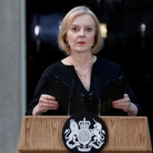 酝酿公共支出削减计划 英首相特拉斯持续面临危机