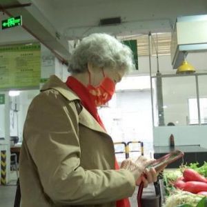 换4部智能手机 浙江乌镇84岁奶奶玩转“网上冲浪”