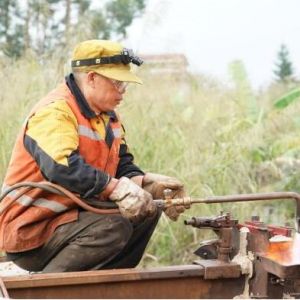 广西铁路焊轨师“与火共舞”护佑线路安全