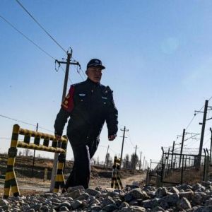 甘肃铁警用“铁脚板”丈量铁路线安全
