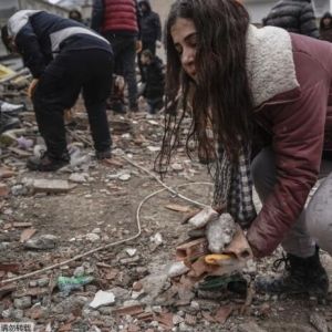 救援黄金72小时，与时间赛跑！土耳其强震已致逾7800人遇难
