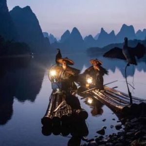 活跃在桂林漓江上的“渔民模特”：吃上“旅游饭”
