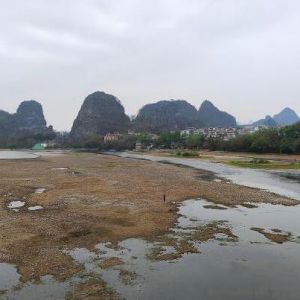 干旱致桂林漓江旅游船舶停航 河床大面积裸露
