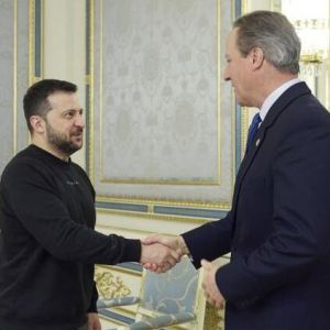 英国新任外交大臣卡梅伦突访基辅 与泽连斯基会面