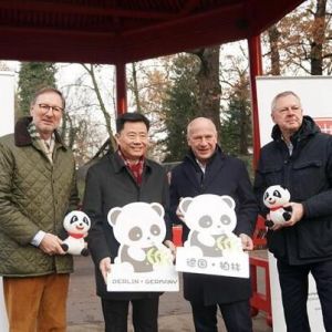 柏林动物园举办“梦想”“梦圆”大熊猫纪念牌揭幕仪式
