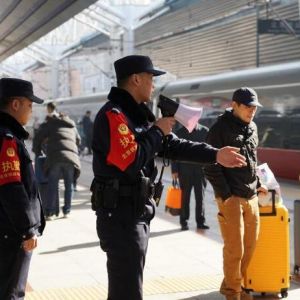 北京铁路警方加强警力部署 全力应对春节返程客流高峰